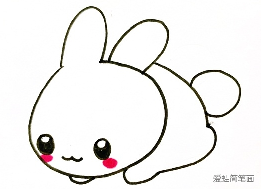 在小兔子的身后画上短短的尾巴,并在眼睛下方画上腮红,简单的小兔子简