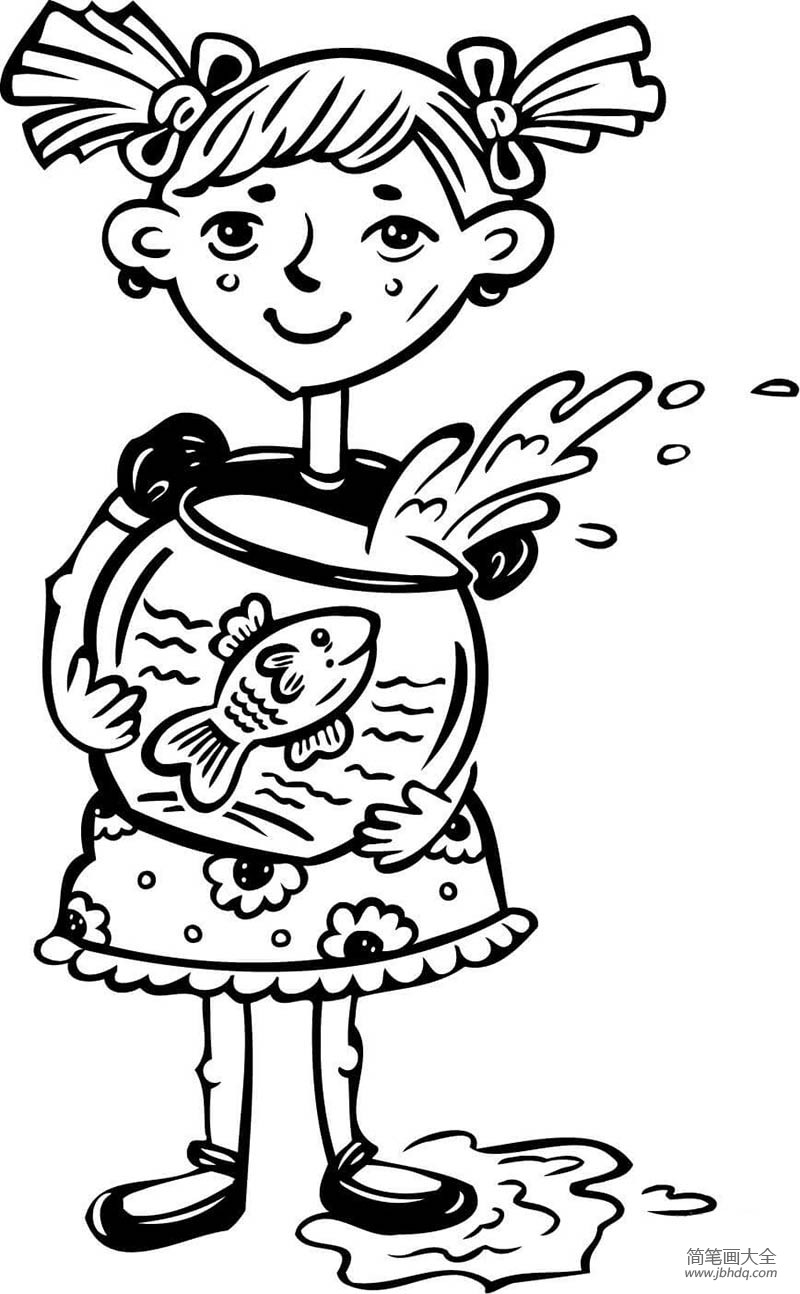 小女孩抱着她的鱼缸