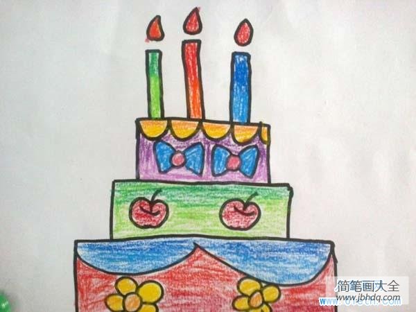 三层生日蛋糕儿童画蜡笔画作品