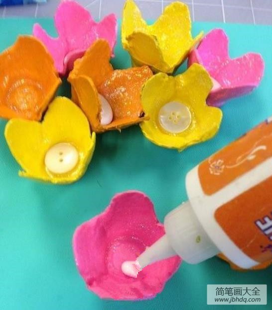 鸡蛋托盘花朵装饰画手工制作