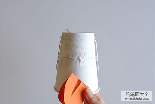 鸭子纸杯玩偶制作方法