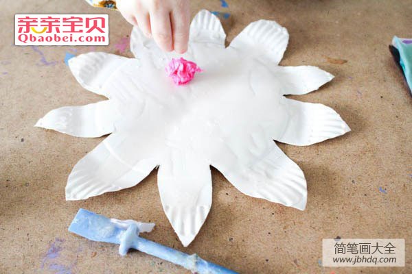 皱纹纸七彩花制作方法