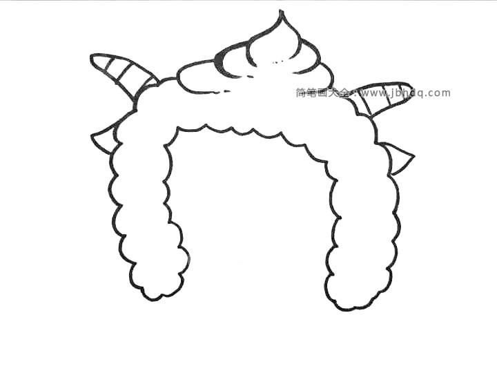 3.接下来画两边的羊角还有羊角下方的耳朵。