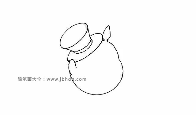 第二步  继续画它的帽子，画一个大的椭圆当做椭圆的大帽檐，然后画出龙猫的外轮廓，包括耳朵和扶帽子的手臂。