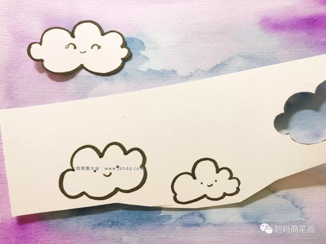 背景画好后，我们另用一张纸，画上可爱的云朵和飞机。