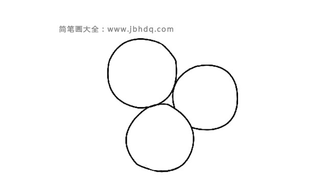 第二步：接着画出另外两个圆圈，三个圆圈之间的大小不要相差太远。