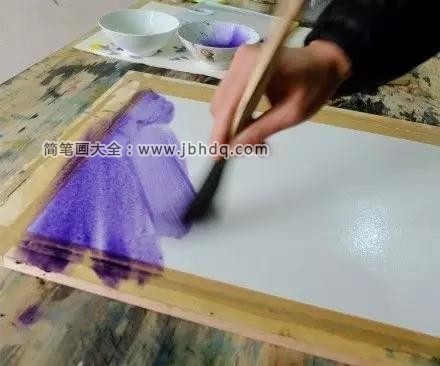 步骤二：用羊毛刷沾上调好的 永固紫罗兰大笔刷出底色 底色要艳些。