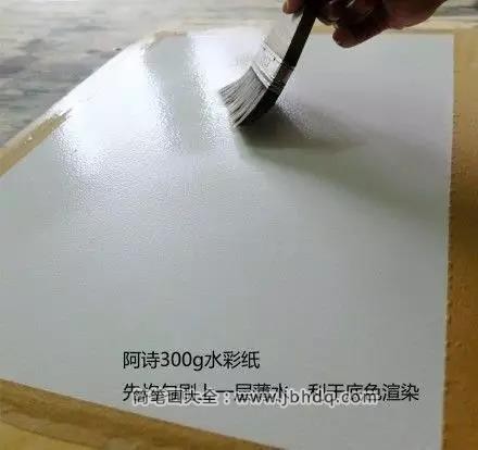 步骤一：阿诗300G水彩纸，先均匀刷上一层薄水，利用底色渲染。