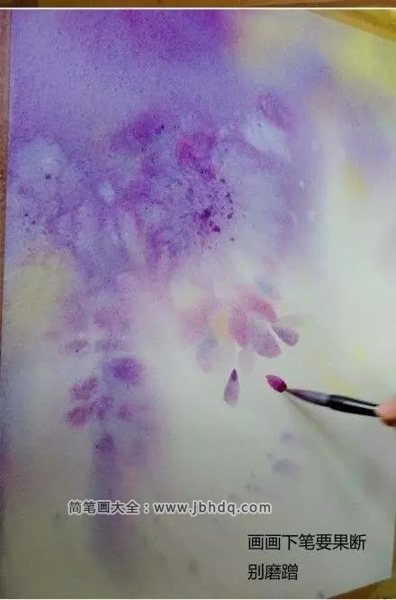 步骤四：用小白云沾少量紫色画出花瓣 部分朦胧的花瓣 用淡黄色晕染