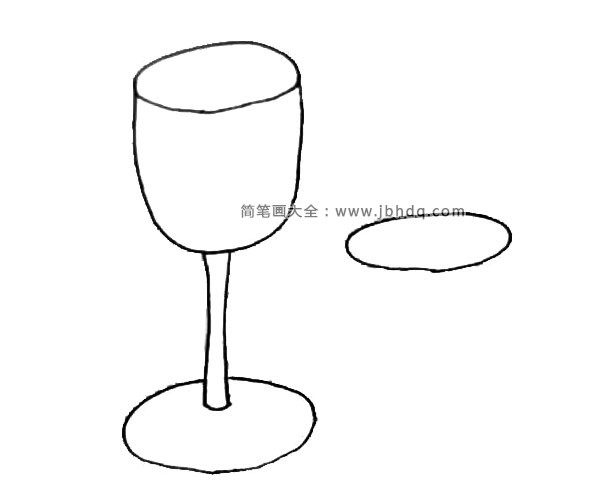 第四步：右边再画上一个小一些的酒杯，也是先画上一个椭圆的杯口。