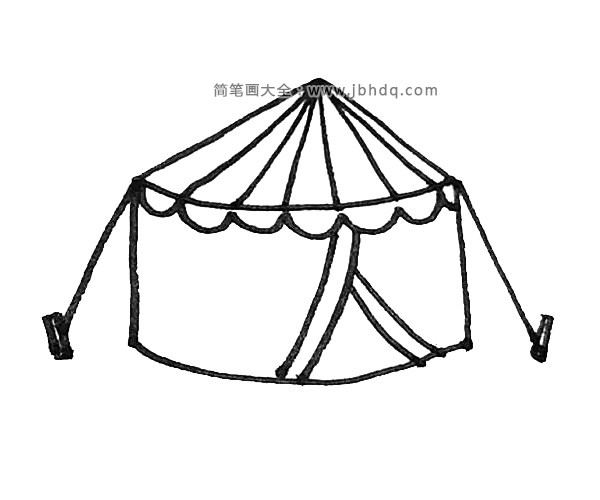 第六步：帐篷外，再画上两条斜线加小方形作为固定帐篷的东西。