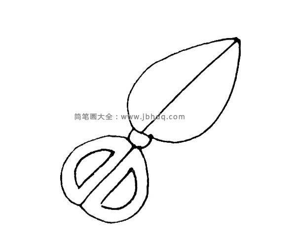 第四步：在斜线两边先画两个半圆，在半圆里面画出两个半圆作为剪刀的握柄。