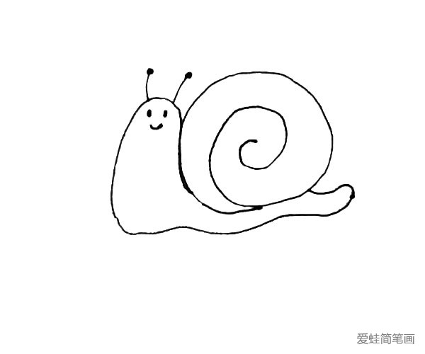 第四步：再给蜗牛画上两个触角，还有小眼睛和嘴巴。