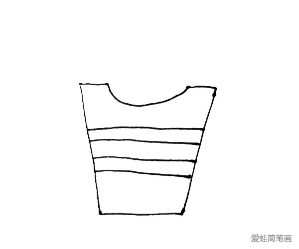 第二步：在缺口处画上一条弧线，中间再画上几条横线作为装饰线。