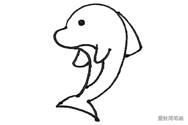 第五步：接着再点上眼睛，以及在背部画上弧线的鱼鳍。