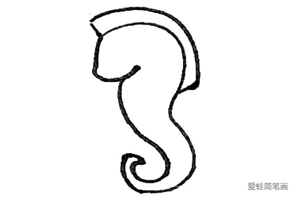 第四步：然后在头上和背部画上短线用弧线连接起来形成背鳍。