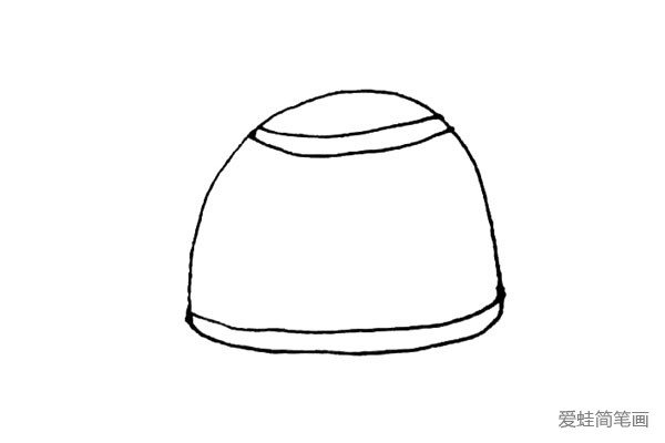 第二步：在椭圆上面，画上两条弧线作为壶盖，椭圆下面也画上一条的弧线作为厚度。