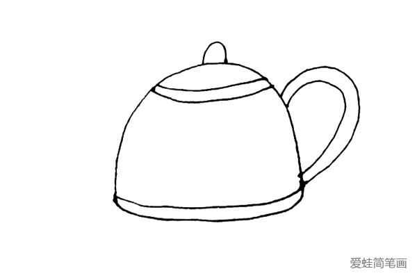 第三步：壶盖上面，画上半个椭圆形作为壶帽，右边画上两条椭圆形的弧线作为把手。