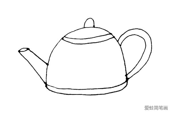 第四步：在茶壶左边画上两条斜线，中间画上一个小的椭圆形作为壶嘴。
