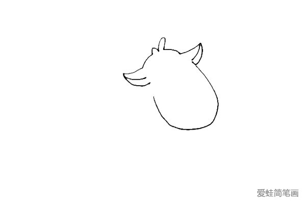 第二步：在两边画上驯鹿的耳朵，里面再画一条弧线作为结构，头上画上一点毛发。