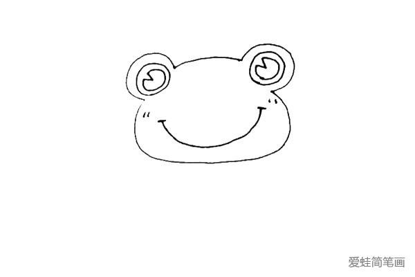 第二步：在缺口处，画上半圆，并在里面再画上一个圆。在圆形的里面，画上一个有缺口的圆形作为青蛙王子的黑眼珠，下面画上一个大弧线的微笑。