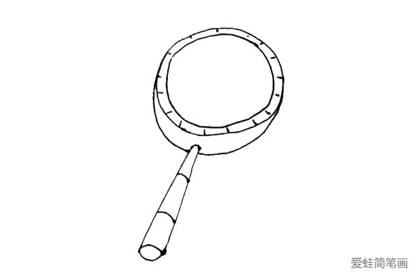 第四步：从圆形的两边画下来一条弧线和木棍相连，并在木棍里画上几条结构。
