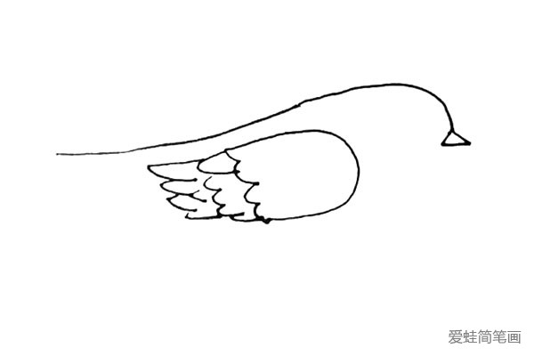 第四步：在翅膀上面，画一条长长的曲线，注意弧度的变化，还要画上它的嘴巴。