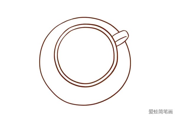 4.杯子外围接着画出一个大圆，作为咖啡杯的盘子轮廓。