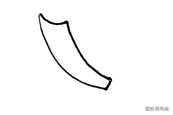 第二步：再画上一条长弧线连接起来形成大刀的形状。
