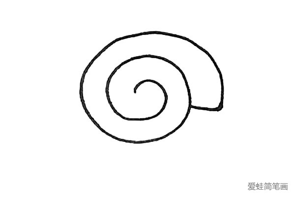 第一步：先画上一个漩涡的形状作为海螺的外形。