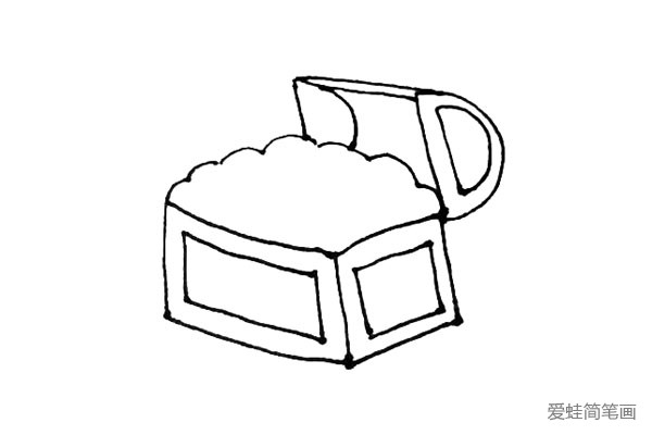 第四步：在宝箱盖子的方形和半圆形里面，画上一个相同却更小的图形。