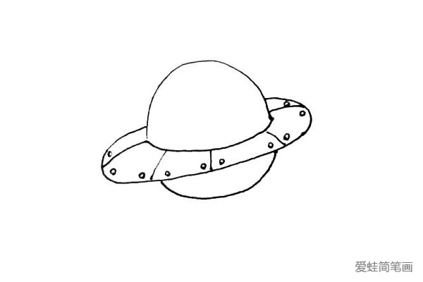 第四步：在椭圆形上，画上一条条的小斜线，并在边缘处画上几个小圆点。