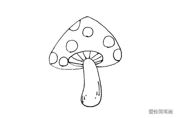 第四步：在竖的椭圆里面加上纹理，横的椭圆形里面画上一些小斜线，外围三角形里面，画上一些圆圈和半圆来装饰蘑菇。