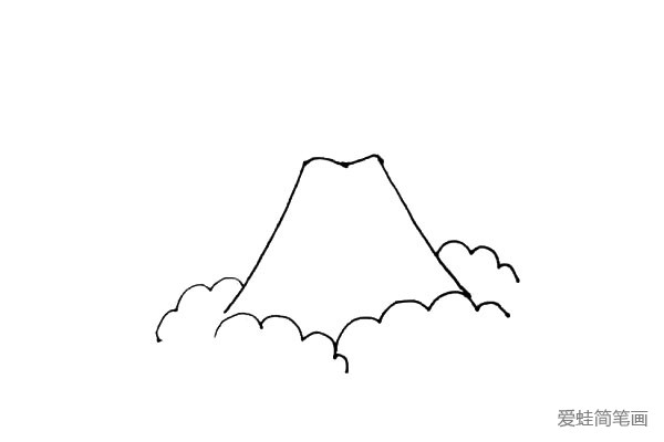 第三步：山的左右两边，再画上一点波浪线作为树来装饰。