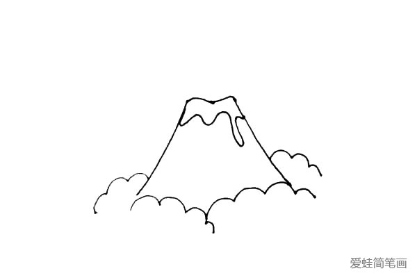 第四步：在山顶的地方，用不规则的波浪线来表示山口的岩浆，注意长短变化。