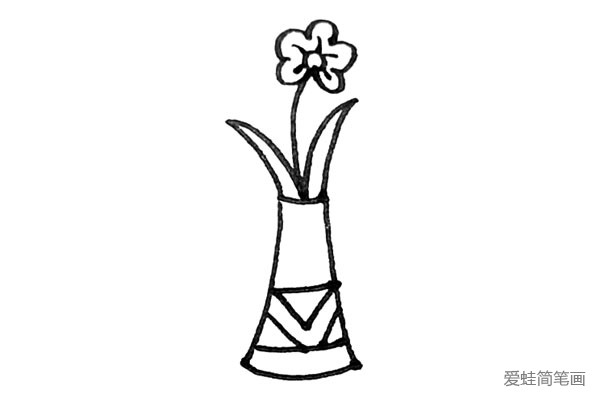 第六步：然后在圆形周围用弧线画出花瓣的感觉，可以再加点装饰线。