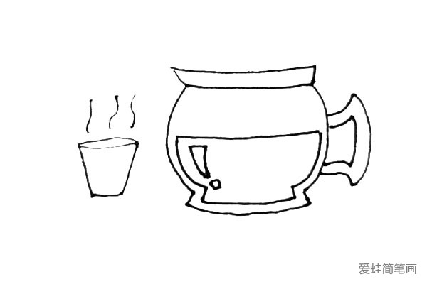 第五步：在咖啡壶旁边，画上一个倒满咖啡的杯子吧，加上几条小曲线表示热气。