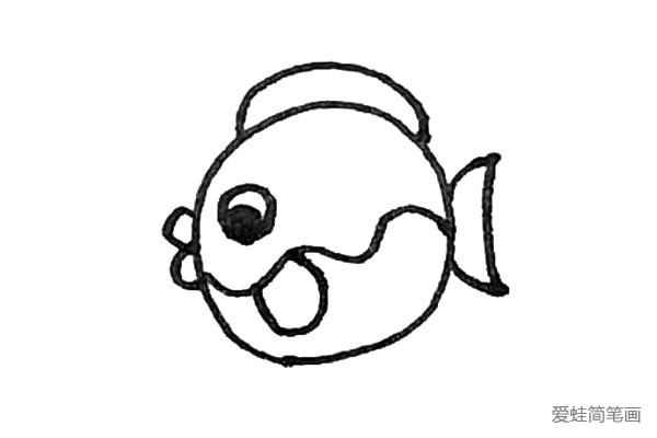 第四步：接着用弧线画出它的鱼鳍和尾巴。