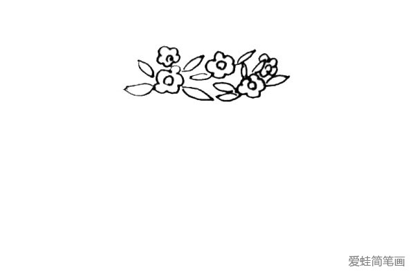 第三步：接着在周围画上一些叶片，也可以画上其他的小花丰富花束。