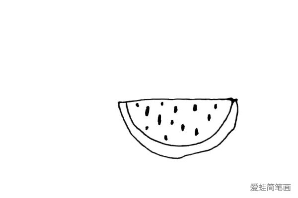 第三步：西瓜里面，画上一些黑色的小点点作为西瓜子。