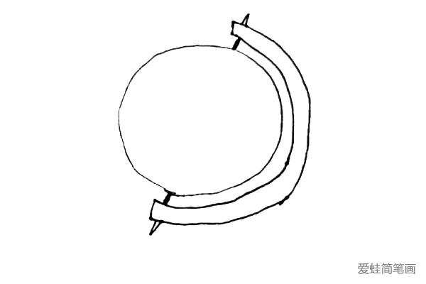 第四步：之前黑线对应的半圆上面，再画上两个小尖角作固定的东西。