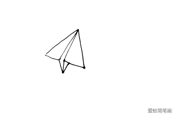 第四步：在中间位置向下画上一个尖尖角，并向上画一条小线，注意观察位置。