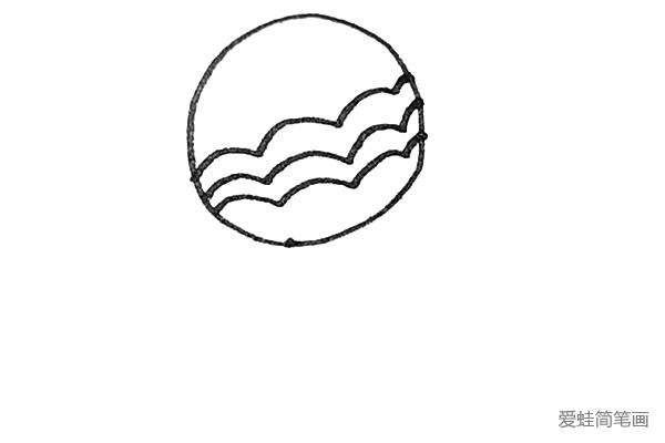 第二步：中间用波浪线画出几条装饰线。