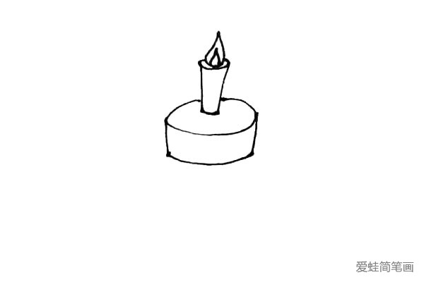 第三步：接着绕着蜡烛下面画椭圆，再竖下来两条线用弧线连起来作蛋糕。