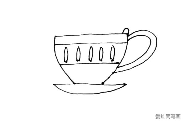 第四步：在茶杯的中间画上两条横线，中间可以画上自己喜欢的图案，靠近把手的地方加上一点小凸起。