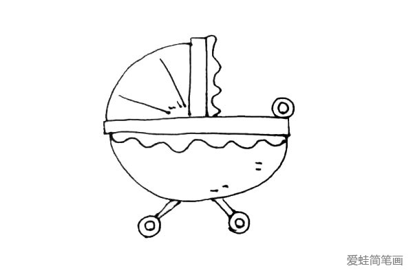 第六步：在婴儿车前面画上一个圆环的玩具，再加上一些褶皱和装饰线条。