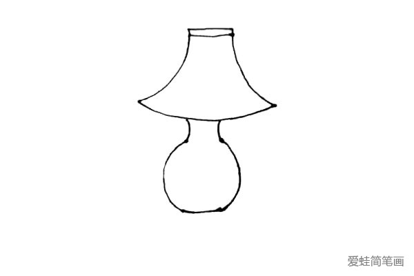 第三步：接着画上一个圆作为台灯的灯身。