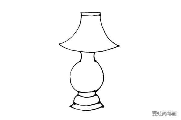 第四步：在灯身下面画上三个大小不一的长条形，注意其中的变化和不同。
