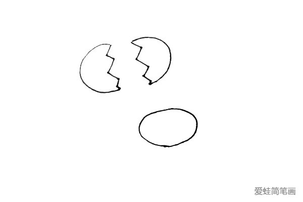 第三步：在蛋壳下面画上一个椭圆形代表蛋黄。