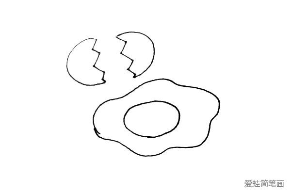 第四步：在蛋黄周围用一圈波浪线连起来代表蛋清，注意波浪线的幅度不要太大。